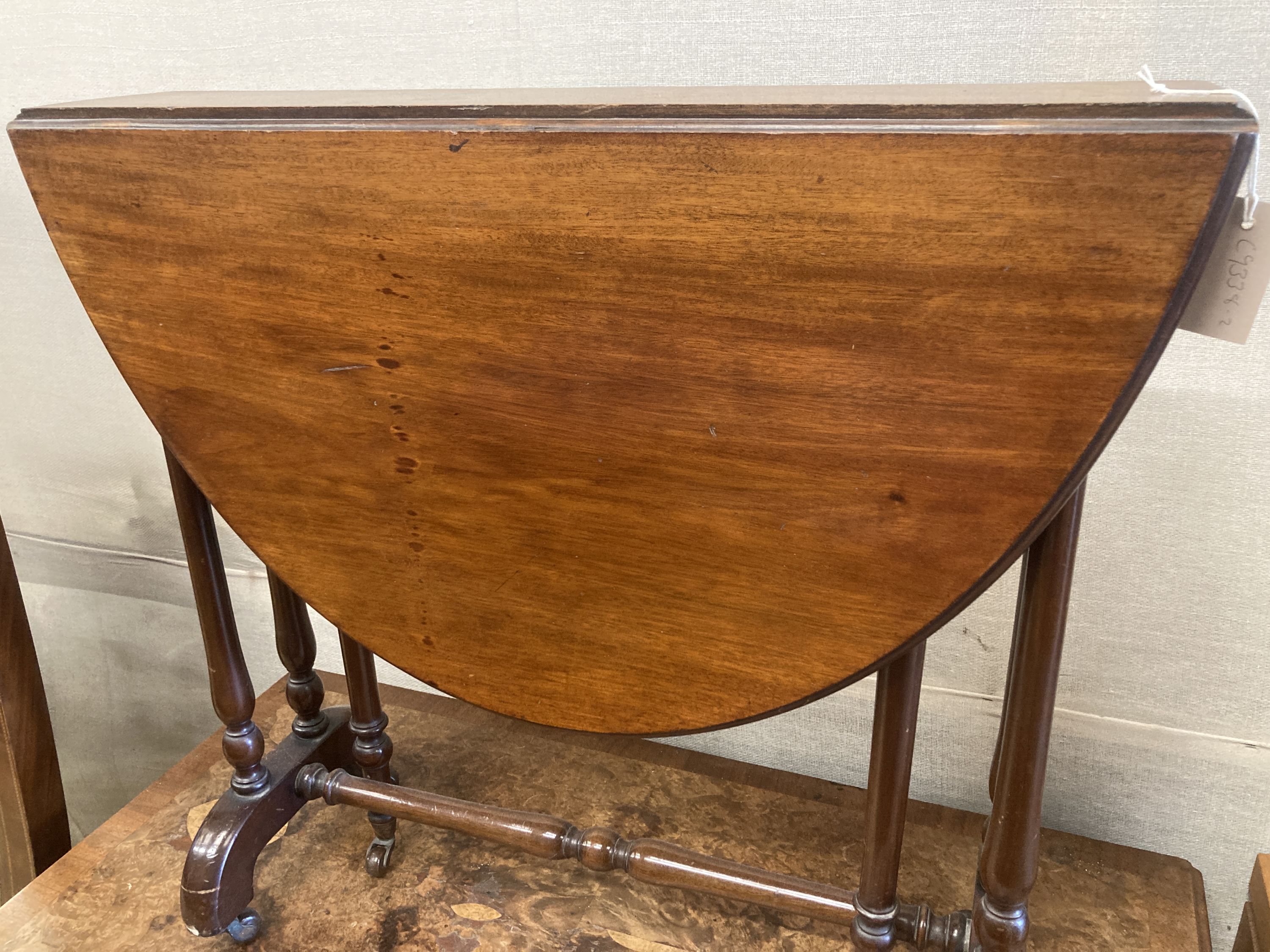 An Edwardian mahogany Sutherland table, width 75cm, depth 18cm, height 71cm
